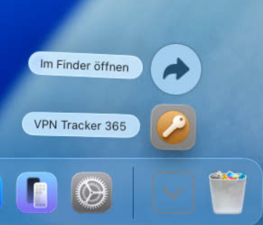 Ein Screenshot der Installation der VPN Tracker 365 App auf macOS 26 Tahoe. Es sind zwei Schaltflächen zu sehen: "Im Finder öffnen" und "VPN Tracker 365", daneben ein Pfeilsymbol und ein Schlüsselsymbol. Dies zeigt den Beginn des Setups für ein VPN auf macOS Tahoe.
