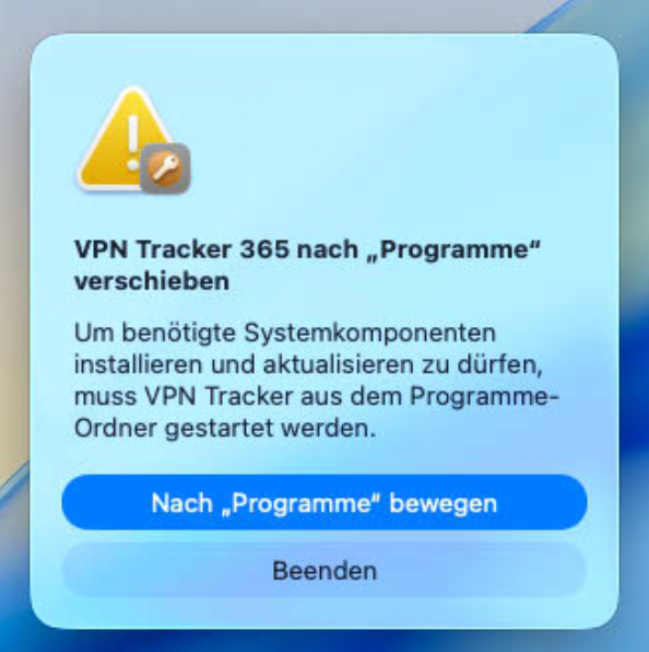 Ein Dialogfeld auf macOS 26 Tahoe, das zur Installation der VPN Tracker 365 App auffordert, sie in den Programme-Ordner zu verschieben, um als VPN auf macOS Tahoe korrekt zu funktionieren. Die Überschrift lautet „VPN Tracker 365 nach „Programme“ verschieben“. Darunter steht die Erklärung: „Um benötigte Systemkomponenten installieren und aktualisieren zu dürfen, muss VPN Tracker aus dem Programme-Ordner gestartet werden.“ Eine gelbe Warndreieck-Ikone mit einem Schlüssel ist oben sichtbar. Die Optionen sind „Nach „Programme“ bewegen“ und „Beenden“.