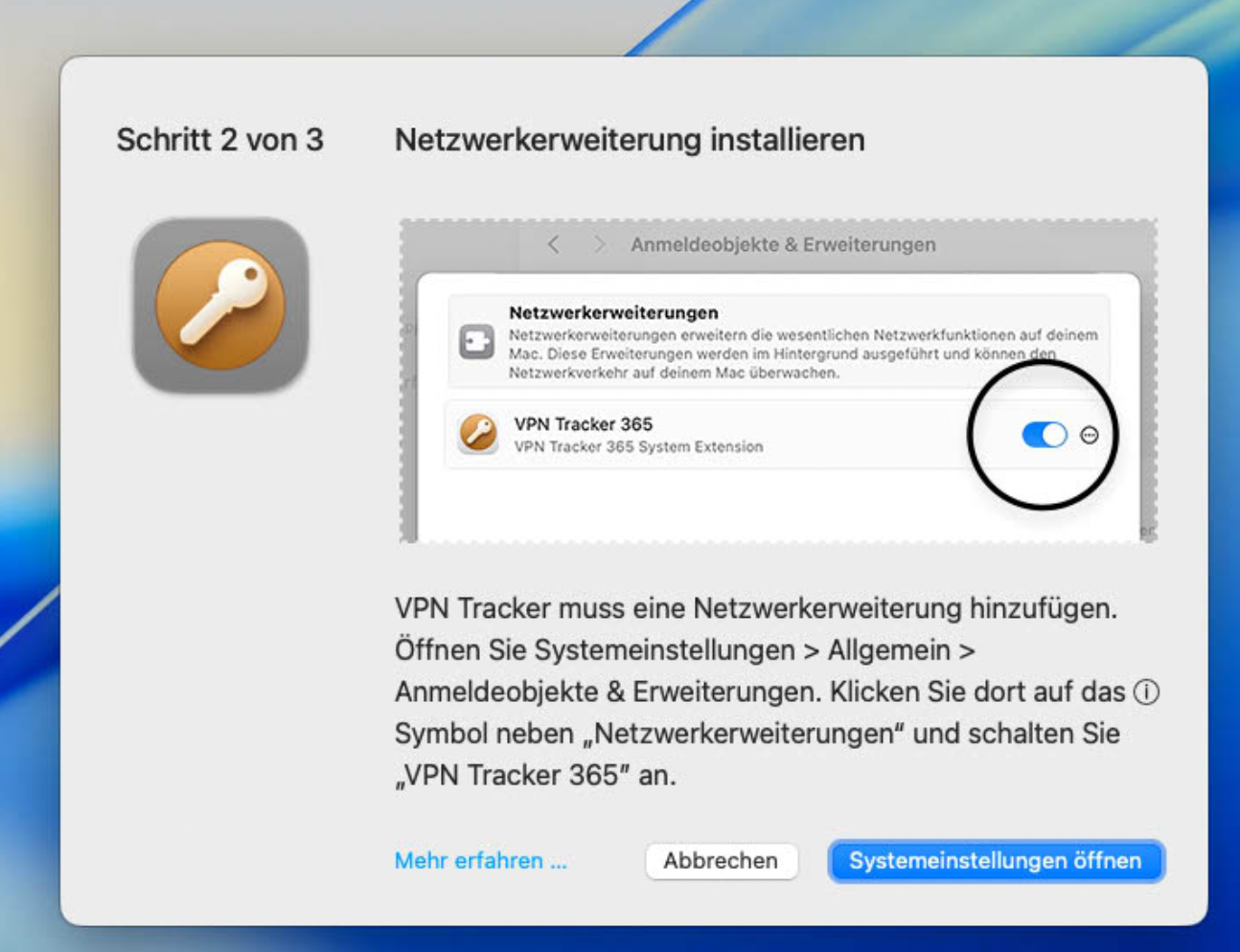 Ein Installationsbildschirm auf macOS 26 Tahoe mit der Überschrift „Schritt 2 von 3: Netzwerkerweiterung installieren“ für die VPN Tracker 365 App. Links ist ein orangefarbener Kreis mit einem Schlüssel-Symbol zu sehen. Der Hauptteil des Bildschirms zeigt eine simulierte Ansicht der „Anmeldeobjekte & Erweiterungen“ in den Systemeinstellungen, wobei „Netzwerkerweiterungen“ erklärt wird und der Umschalter für die „VPN Tracker 365 System Extension“ eingekreist ist, um den deaktivierten Zustand zu zeigen. Darunter wird der Benutzer angewiesen, in den Systemeinstellungen zu „Allgemein > Anmeldeobjekte & Erweiterungen“ zu navigieren, auf das Info-Symbol neben „Netzwerkerweiterungen“ zu klicken und den Schalter für „VPN Tracker 365“ zu aktivieren, um die Funktion des VPN auf macOS Tahoe zu ermöglichen. Unten befinden sich Schaltflächen für „Mehr erfahren…“, „Abbrechen“ und „Systemeinstellungen öffnen“.